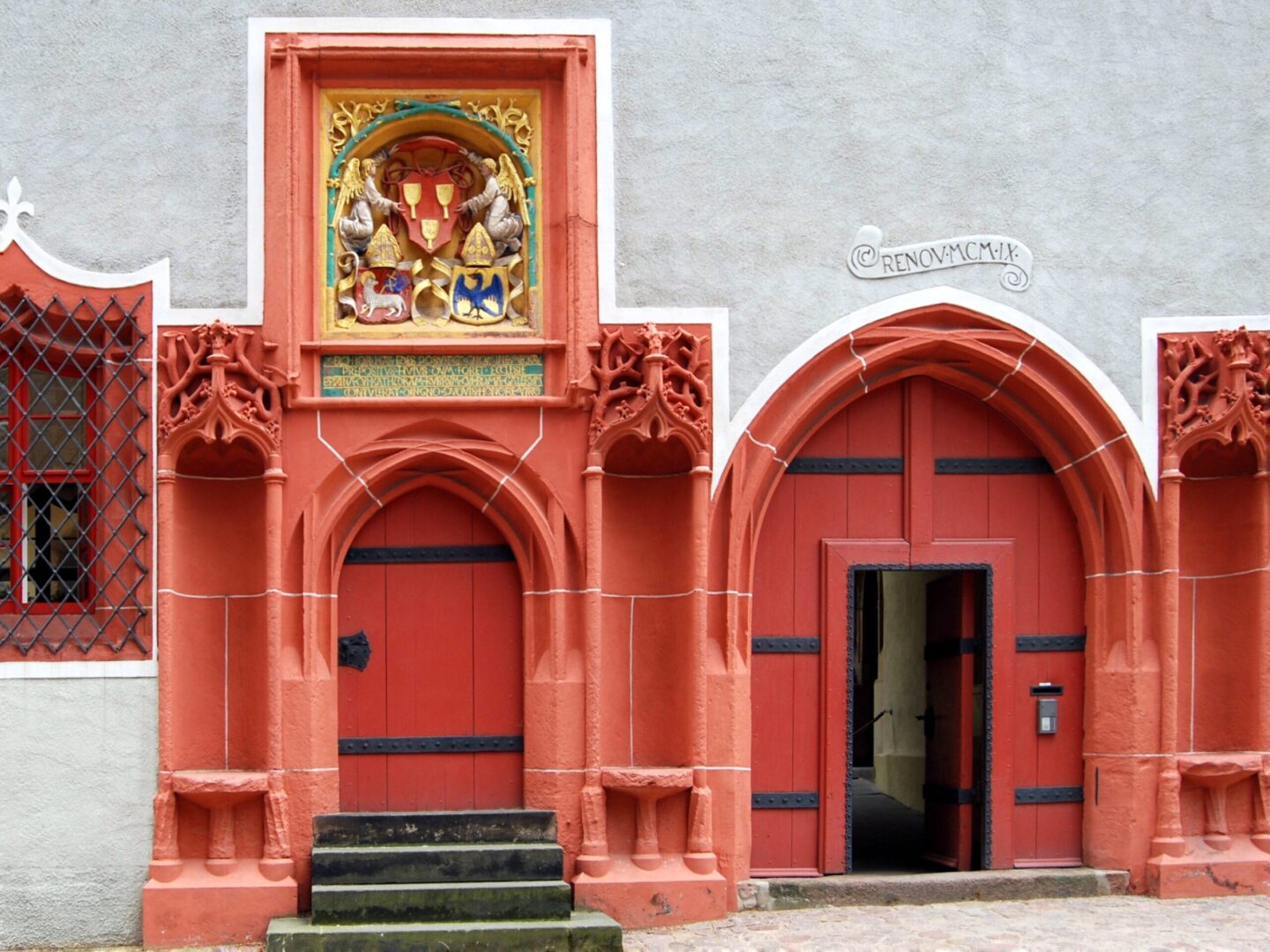 Spätgotisches Portal der Domprobstei Meißen auf dem Domplatz in der Nähe der Albrechtsburg.