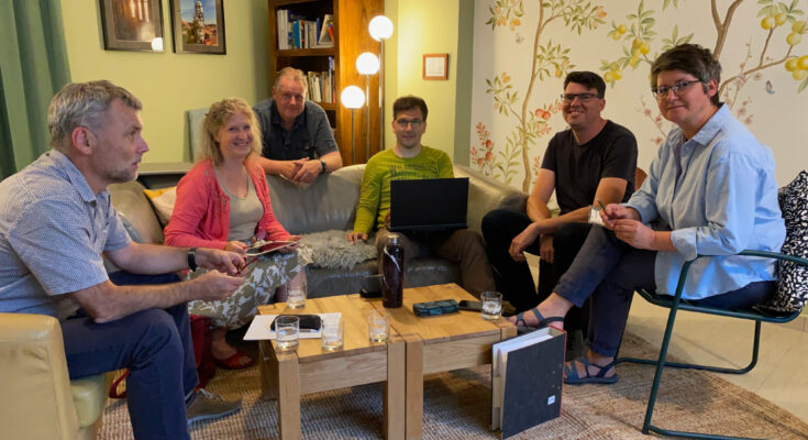 Gruppenfoto des im Juli 2022 neu gewählten Vorstandes im Büro der BI