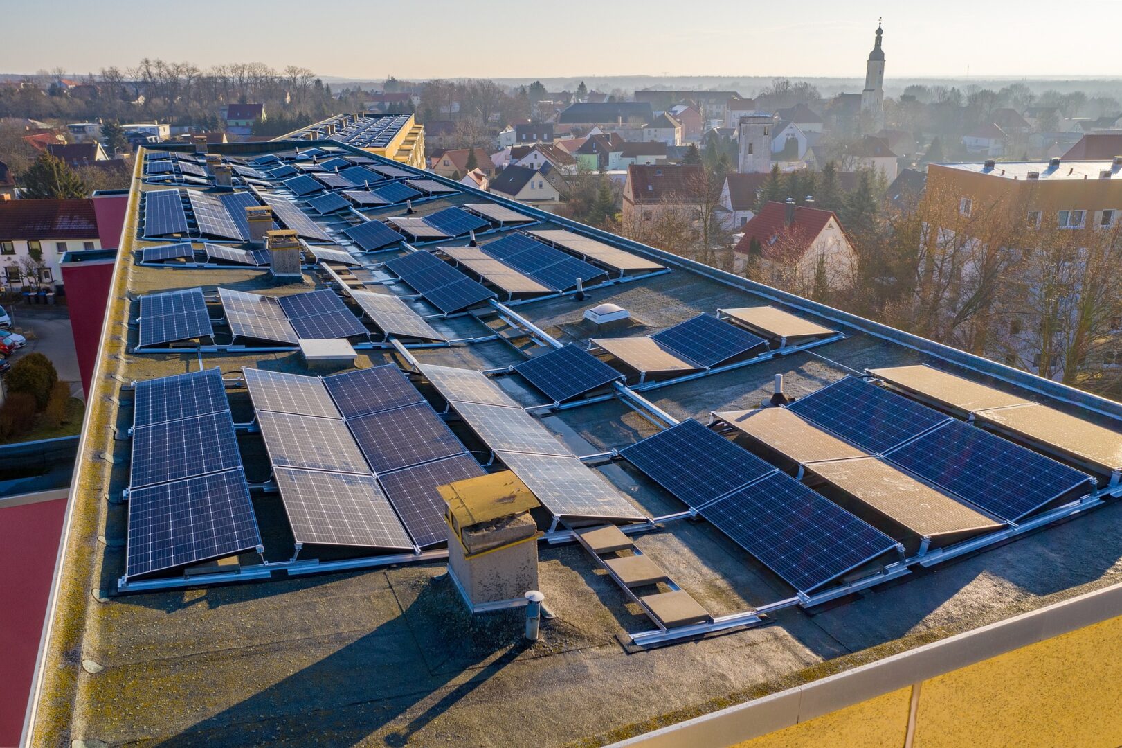 Solarpanel auf einem Hochhaus-Dach