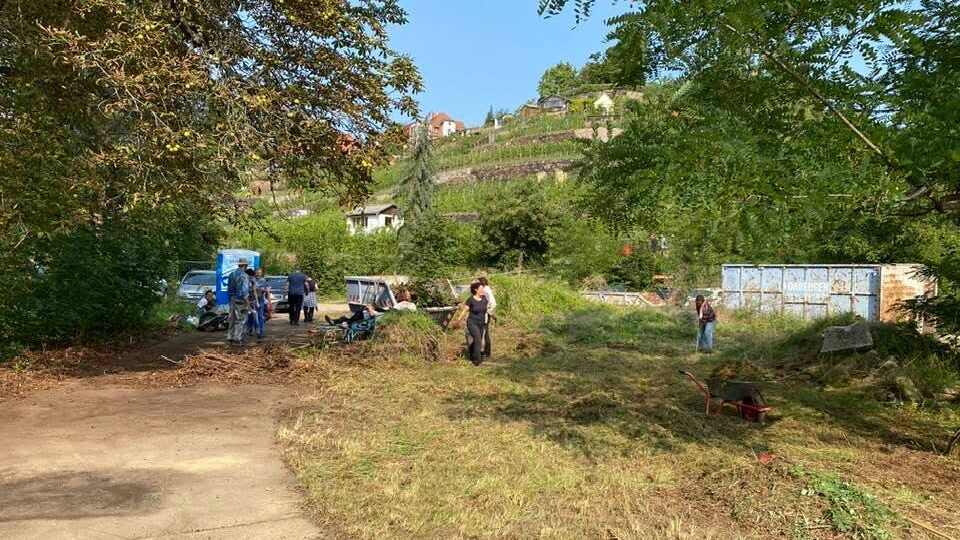 Arbeitseinsatz auf der ehemaligen Rollschuhbahn in Meißen-Spaar