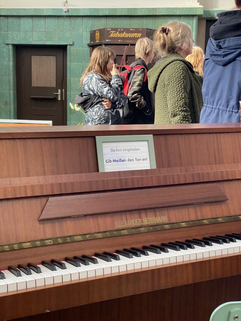 Klavier in der Bahnhofshalle Meißen. Du bist eingeladen: Gib Meißen den Ton an!