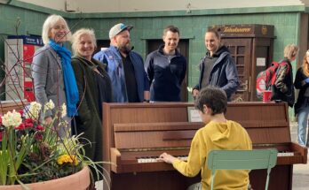 Klavier in der Bahnhofshalle Meißen wird aufgestellt und eingespielt