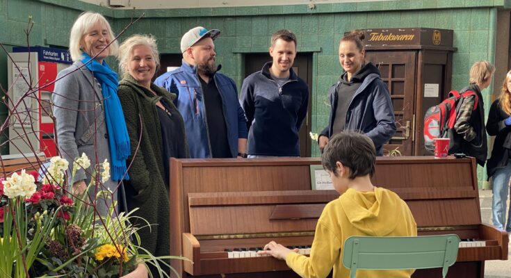 Klavier in der Bahnhofshalle Meißen wird aufgestellt und eingespielt