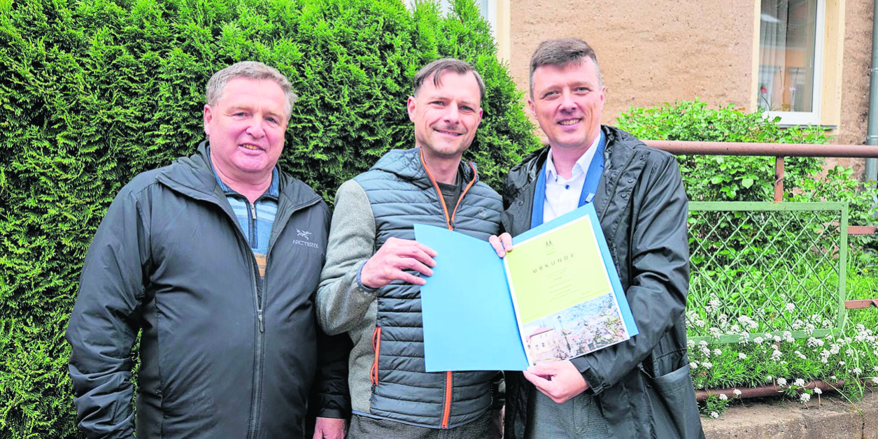 Stadtrat Jürgen Hampf, Pate Enrico Scheel und OB Markus Renner (v.l.) bei der Übergabe der Urkunde zur ersten Pflegepatenschaft