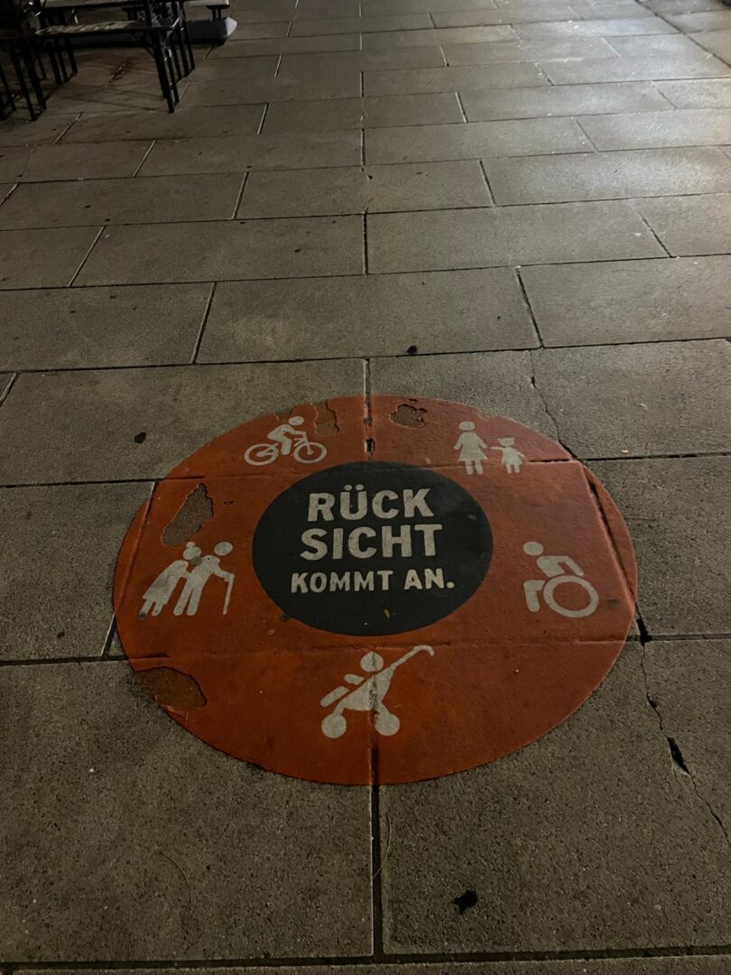 Rücksicht nehmen: Schild auf dem Fußweg