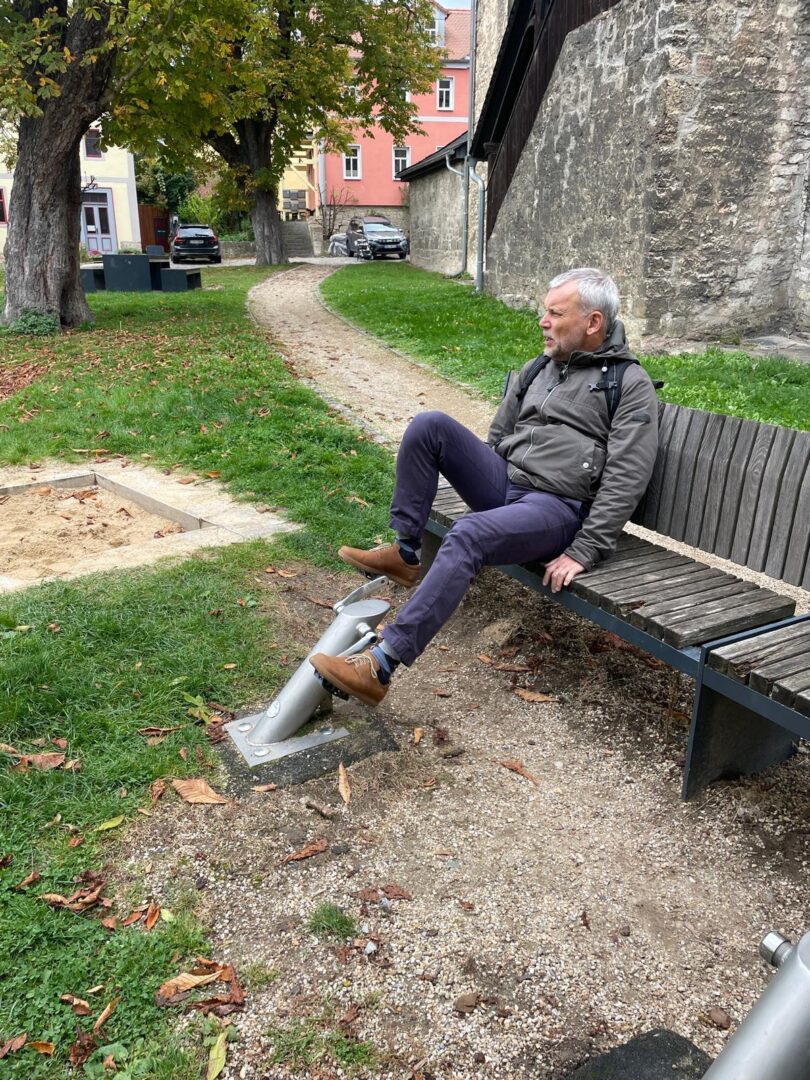 Kleiner Spielplatz in Dornburg mit Geräten für Jung und Alt